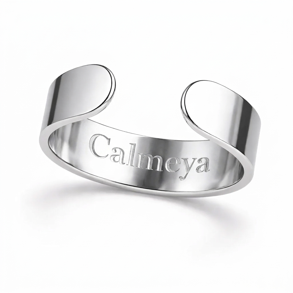 Bague d'acupression Calmeya finition argentée — packshot sur fond crème