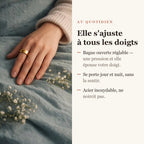 Bague Calmeya portée au doigt, ouverte et réglable à toutes les tailles