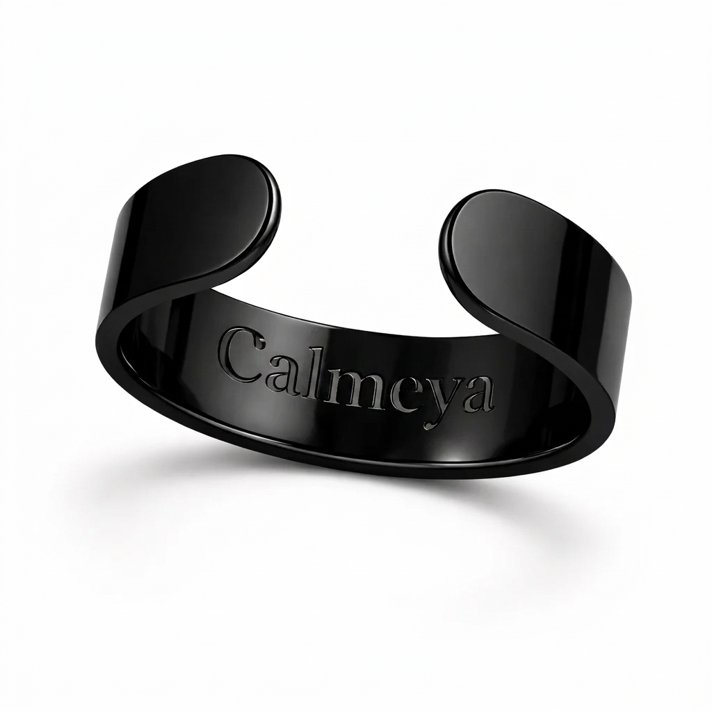 Bague d'acupression Calmeya finition noire — packshot sur fond crème