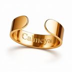 Bague d'acupression Calmeya finition dorée — packshot sur fond crème