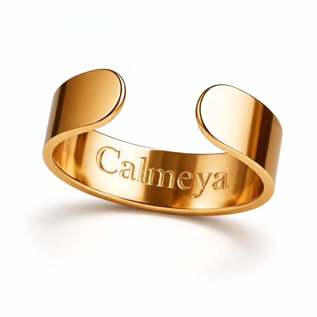 Bague d'acupression Calmeya finition dorée — packshot sur fond crème