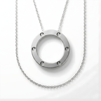 Collier Calmeya argenté, détail du pendentif